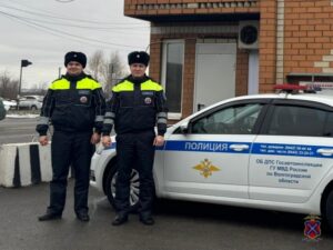 В Волгоградской области инспекторы ДПС спасли семью с двумя детьми