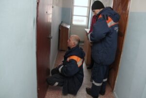 В Волгограде спасатели освободили 2-летнего ребёнка из запертой квартиры