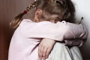 Волгоградец поднял за уши 9-летнюю девочку из-за потерянной SIM-карты