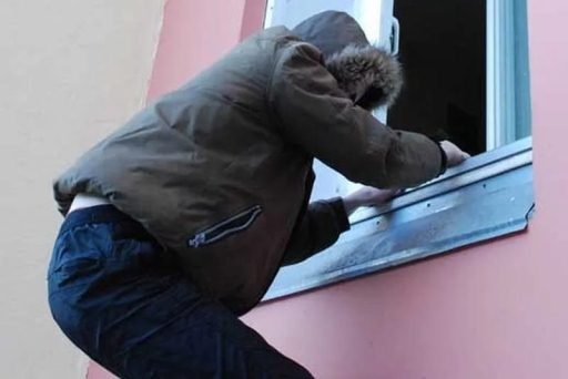 Владелец частного дома в Волгограде задержал двух воров