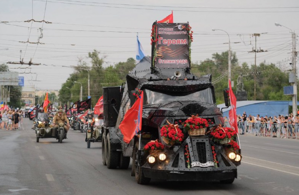 В Волгограде байк-шоу «Ночных волков» посетили тысячи зрителей