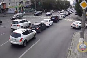На камеры видеонаблюдения попало столкновение трех автомобилей в Волгограде