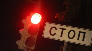 В Волгограде водитель «Приоры» сбил парня, бежавшего ночью на красный свет