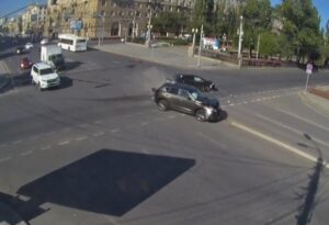 В центре Волгограда из-за ДТП пострадала женщина с малышом