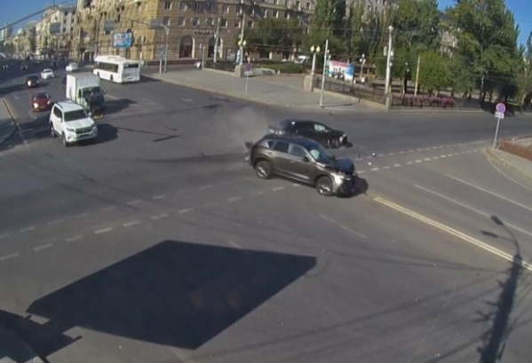 В центре Волгограда из-за ДТП пострадала женщина с малышом