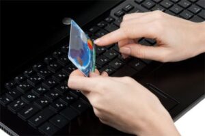 Мошенник украл 8 тысяч рублей с банковской карты волгоградки