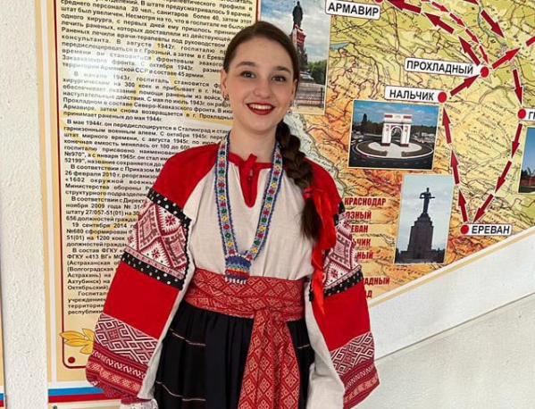 Волгоградская певица Елизавета Емельянова призналась, что репетирует дома в шкафу