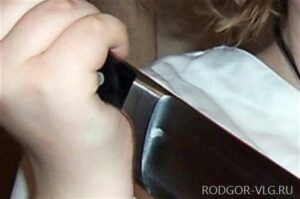 22-летняя волгоградка ударила ножом 4-летнюю дочь подруги