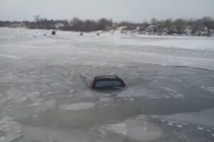 Волгоградец погиб в ледяной воде, спасая свой автомобиль