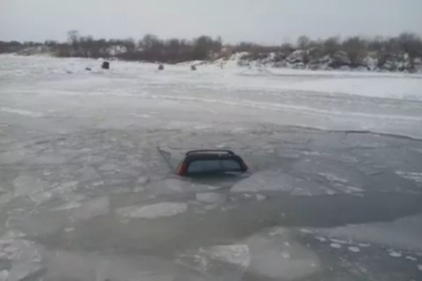 Волгоградец погиб в ледяной воде, спасая свой автомобиль