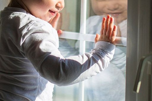 В Волгограде 3-летняя девочка закрыла маму на балконе