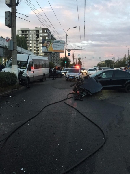 Пять пассажирок маршрутки пострадали в аварии в центре Волгограда