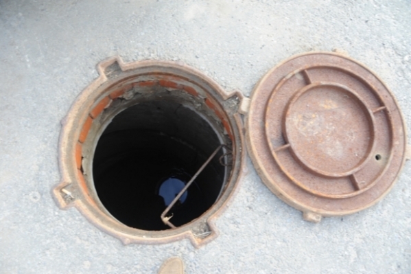 В Волгоградской области женщина с собакой упала в открытый люк