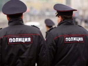 На остановке в Волжском двое ограбили мужчину