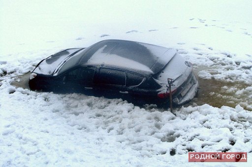 Машина с двумя рыбаками ушла под лед на Цимлянском водохранилище