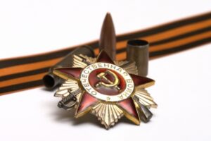 Лихач на “Вольво” протаранил стелу “Слава защитникам Сталинграда”