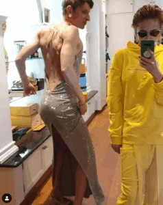 Павел Воля станцевал в обтягивающем платье с глубоким вырезом сзади