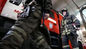 В Волгограде сгорел заброшенный цех Тракторного завода