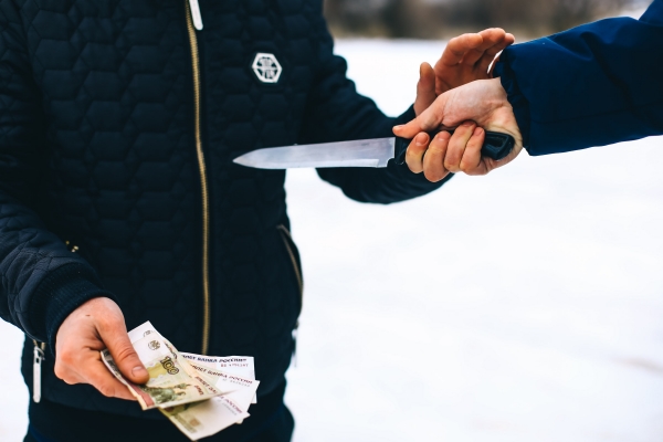 Мошенник пытался силой продать волжанке лекарства