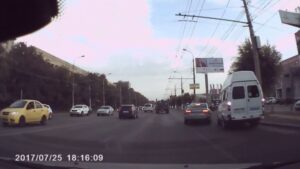 В Краснооктябрьском районе маршрутка столкнулась с «Ауди» – видео