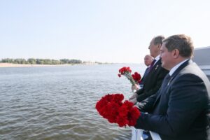 Бочаров вместе с Лавровым возложил цветы к плавучему памятнику