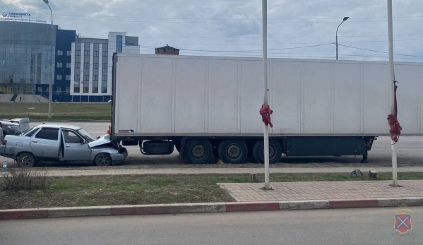 В Волгограде «десятка» влетела в прицеп