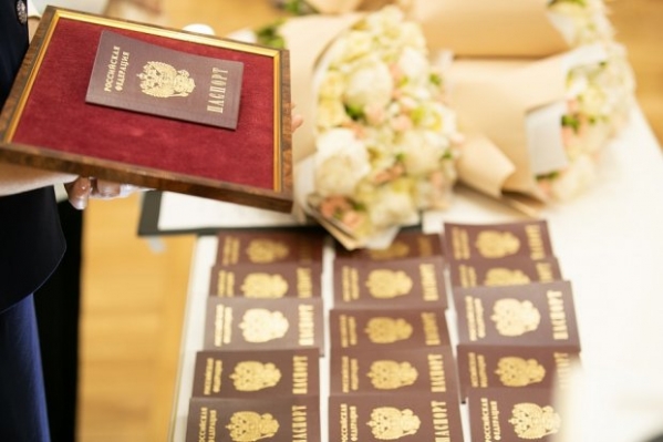 Андрей Бочаров вручил паспорта юным волгоградцам в День России