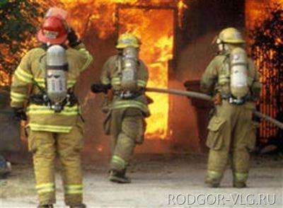 В гаражном кооперативе Волгограда сгорели 3 бокса и 2 машины