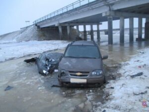 В Октябрьском районе два автомобиля слетели с трассы и столкнулись в кювете
