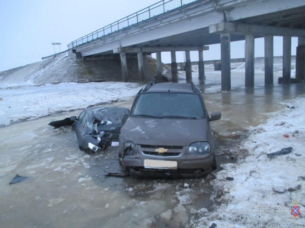 В Октябрьском районе два автомобиля слетели с трассы и столкнулись в кювете