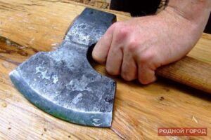 В Волгограде трое с топором вынесли из квартиры 400 тысяч рублей