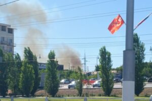 На севере Волгограда загорелась трава