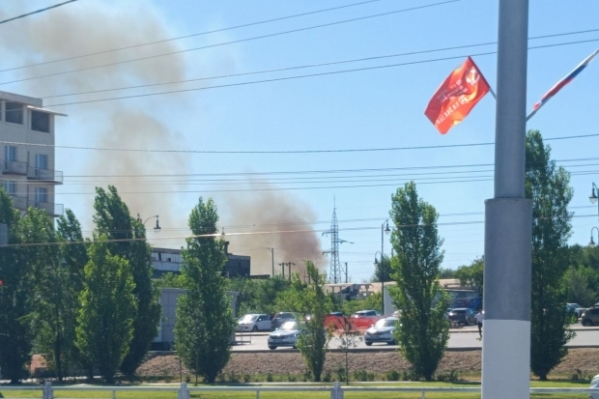 На севере Волгограда загорелась трава