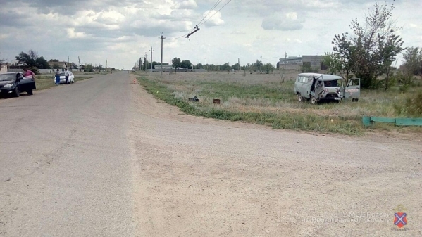 Под Волгоградом опрокинулась скорая, два человека пострадали