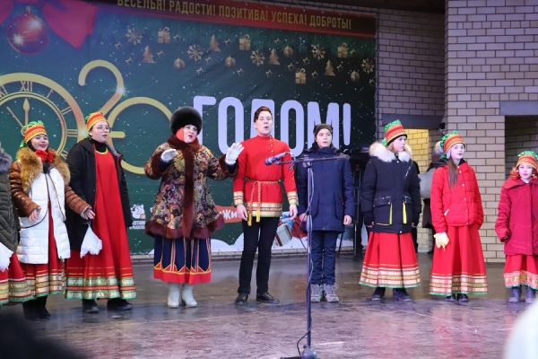 В Волгограде на Спартановке открыли новогоднюю елку