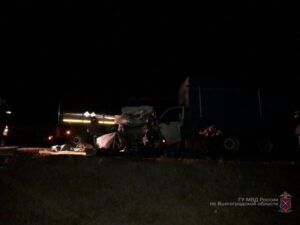 В Камышине водитель Volkswagen погиб, врезавшись в два грузовика
