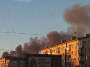 В центре Волгограда небо покрылось черным дымом – видео