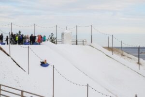 В центре Волгограда вновь начали работать снежные горки