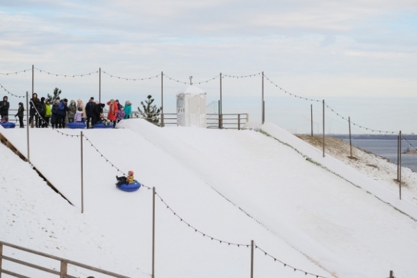 В центре Волгограда вновь начали работать снежные горки