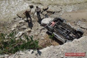 На острове Сарпинском «Нива» с водителем сорвалась с обрыва