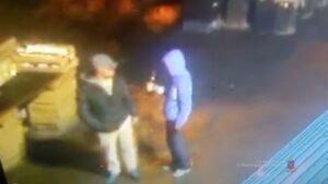 Волгоградку ударили бутылкой по голове и ограбили