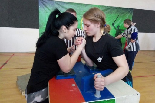 Девушка-силачка готовится к полету