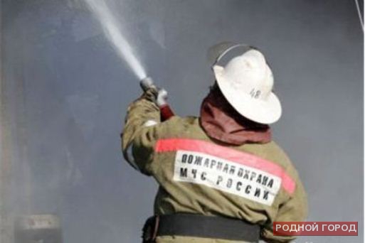 В Волжском неизвестные подожгли заброшенное здание