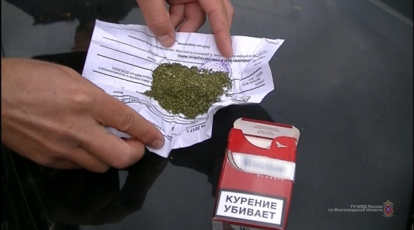 Инспекторы ДПС изъяли у автомобилиста пакет с марихуаной под Волгоградом