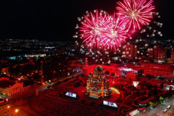 Волгоградцам показали телепроект и салют у Александро-Невского собора