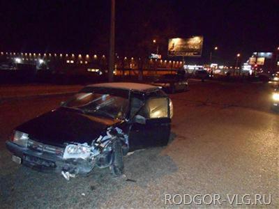 В Волгограде в ДТП возле ТРЦ пострадали 3 человека