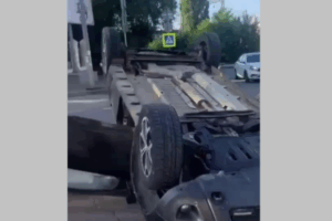 После аварии в Волгограде Renault перевернулся на крышу