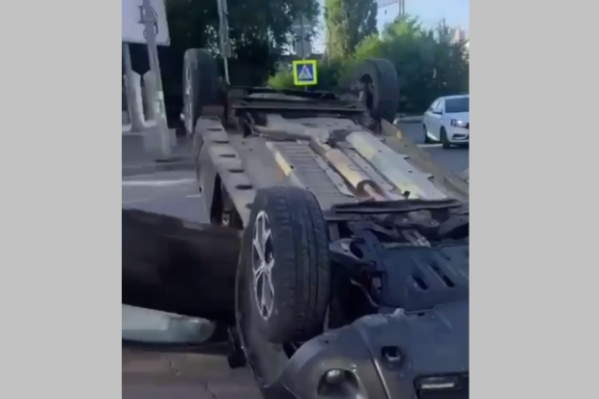 После аварии в Волгограде Renault перевернулся на крышу