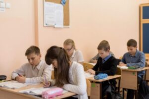 3 фразы родителей, которые превратят ребенка в «короля школы»