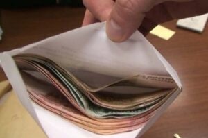 Взятку в 1 млн положили под… унитаз